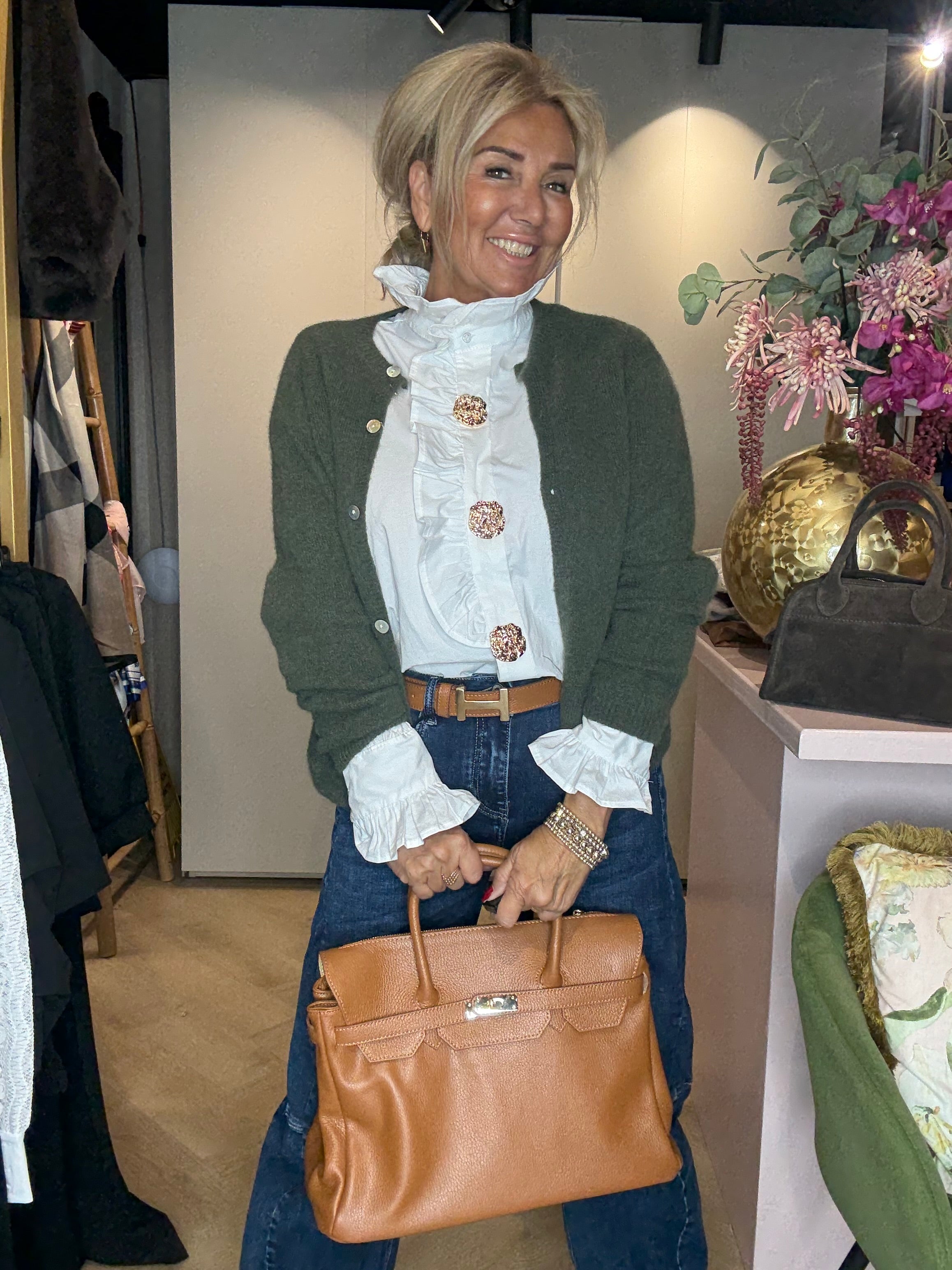 Witte roesel blouse met broch knopen